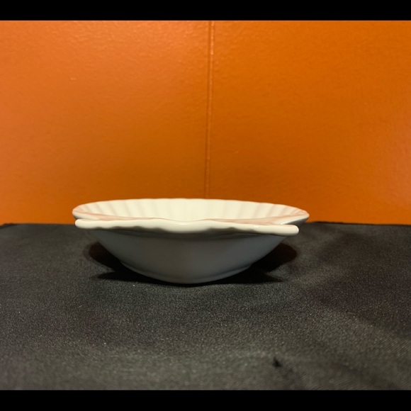 Bright White China Shell-Shaped Dish - Picture 4 of 14
